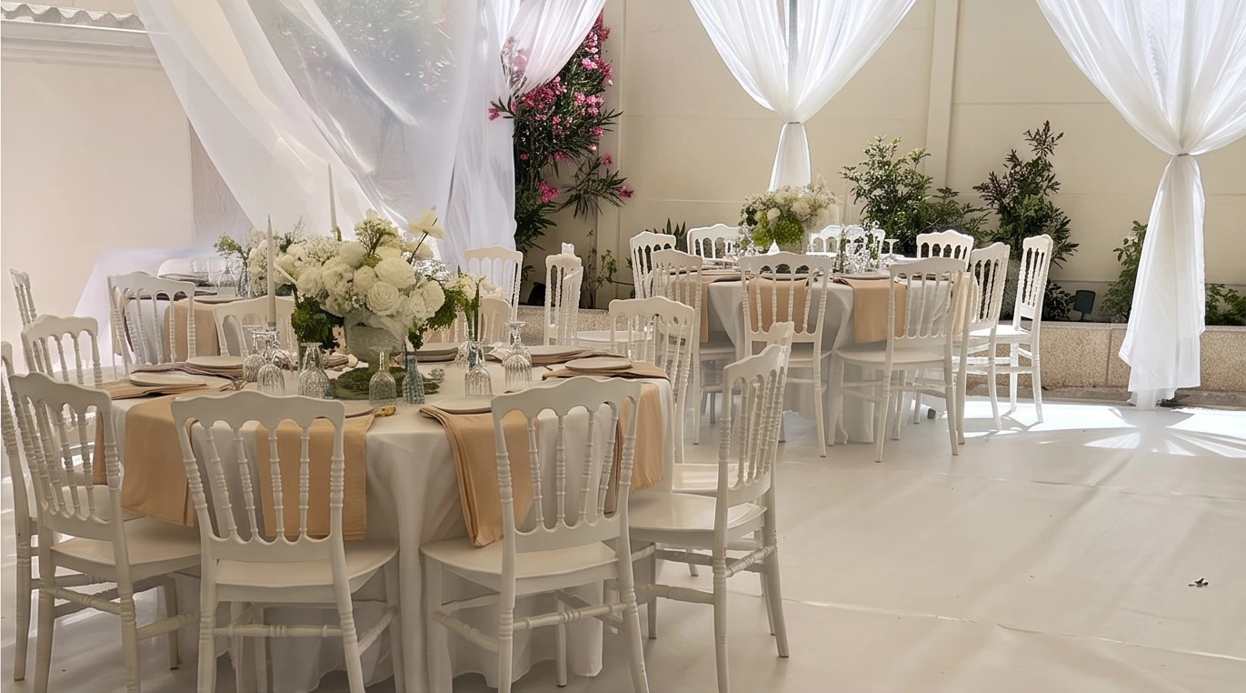 Table et chaises décorées pour réception élégante